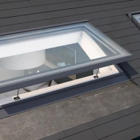 Ventanas de techo abiertas instaladas en un tejado. La luz natural entra, iluminando el interior decorado con un candelabro. Los bordes de las ventanas son de color blanco y el tejado es de tejas grises.